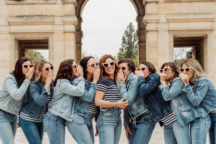 Les copines alignées de profil, lunettes en forme de cœur, un doigt sur la bouche, EVJF à Bordeaux