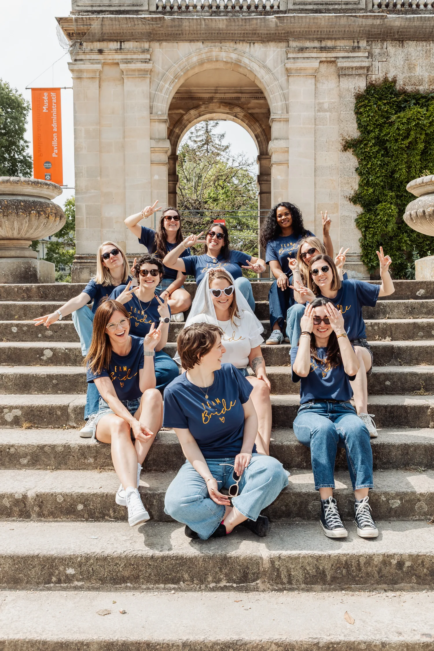 Le groupe en jean et t-shirts assortis, posant sur les marches de pierre du centre de Bordeaux