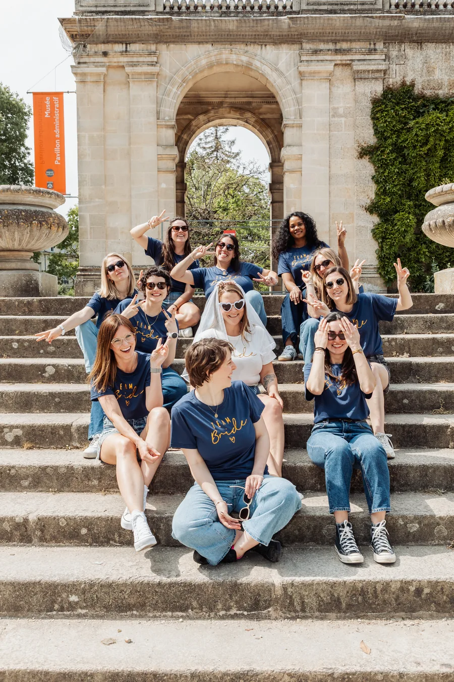 Le groupe en jean et t-shirts assortis, posant sur les marches de pierre du centre de Bordeaux