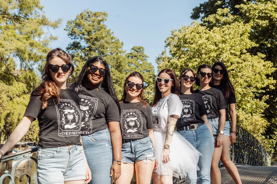 Les copines en t-shirts noirs et tutu, sous les arbres d'un parc, EVJF à Bordeaux