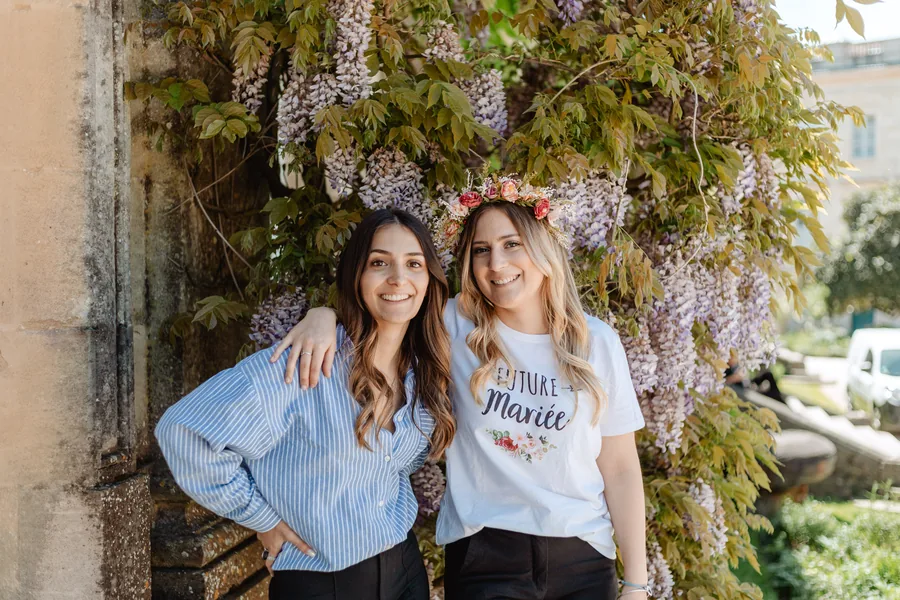 Deux copines sous une glycine en fleurs, couronne de fleurs dans les cheveux, EVJF à Bordeaux