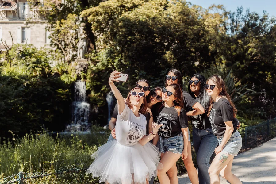 Le groupe qui pose devant la cascade d'un jardin public, EVJF à Bordeaux