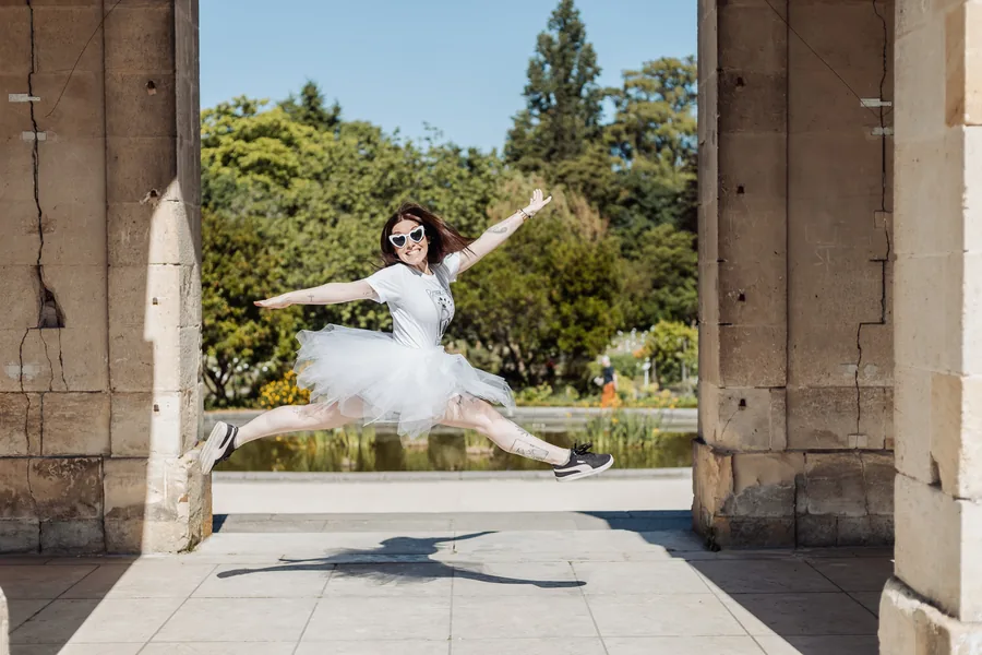 La mariée en tutu qui saute à pieds joints devant une colonnade, EVJF à Bordeaux