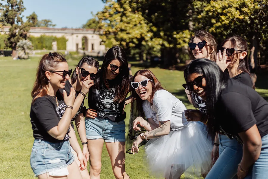 Les copines hilares dans l'herbe, la mariée en tutu, EVJF à Bordeaux