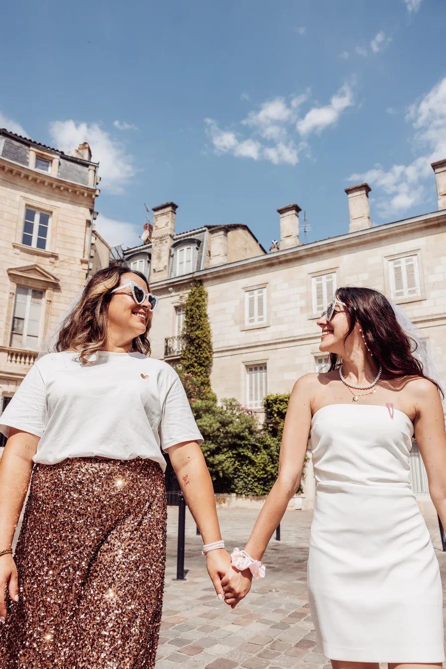 Deux copines main dans la main, jupe à paillettes et robe blanche, EVJF à Bordeaux