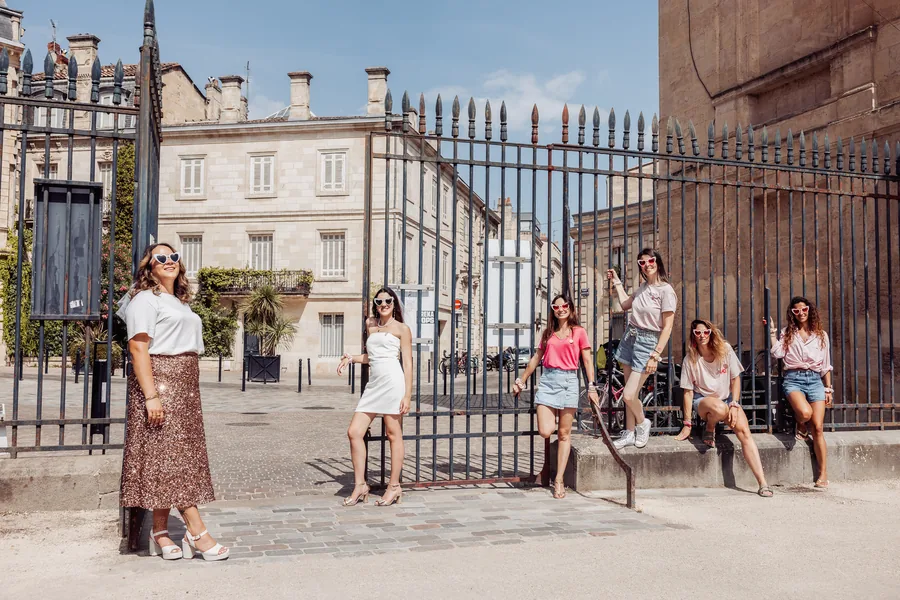 Le groupe devant les grilles en fer forgé d'un hôtel particulier, EVJF à Bordeaux