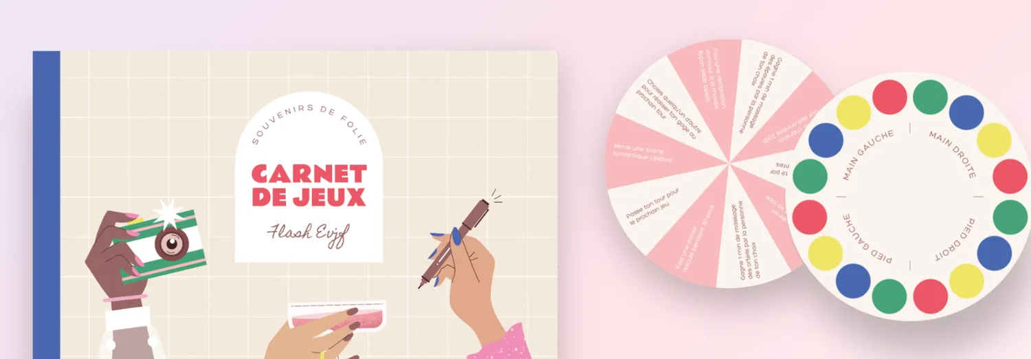 Le carnet de jeux à couverture illustrée, deux mains tenant un appareil photo et une coupe, posé à côté de la roulette à deux faces : une face de gages, une face à pastilles de couleur pour les mains et les pieds
