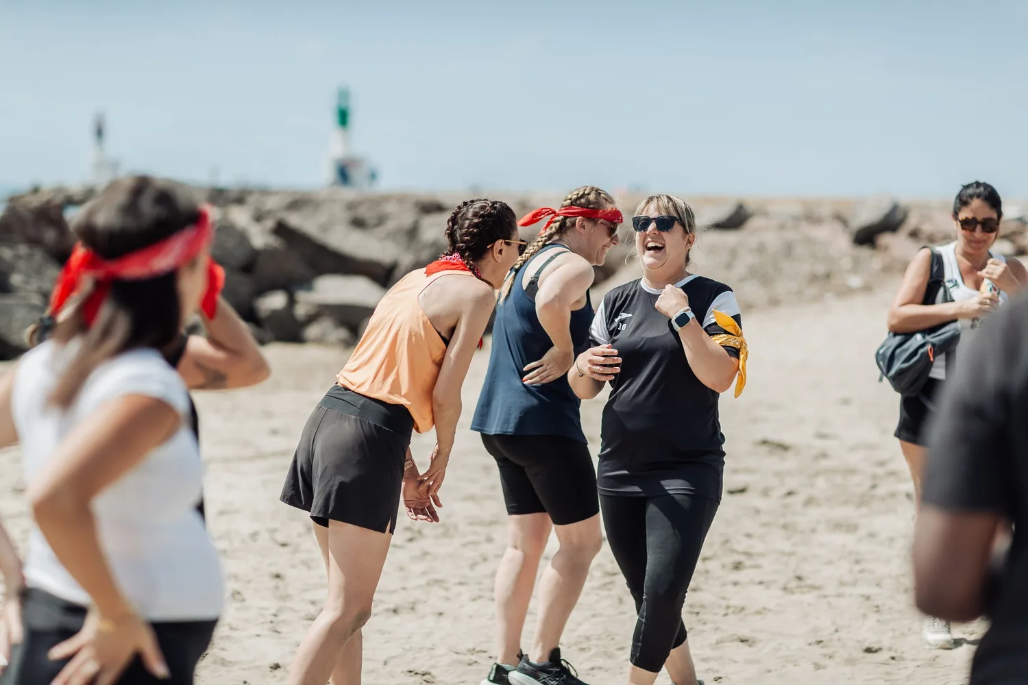 Koh-Bride : éclats de rire entre participantes des deux équipes, sur la plage
