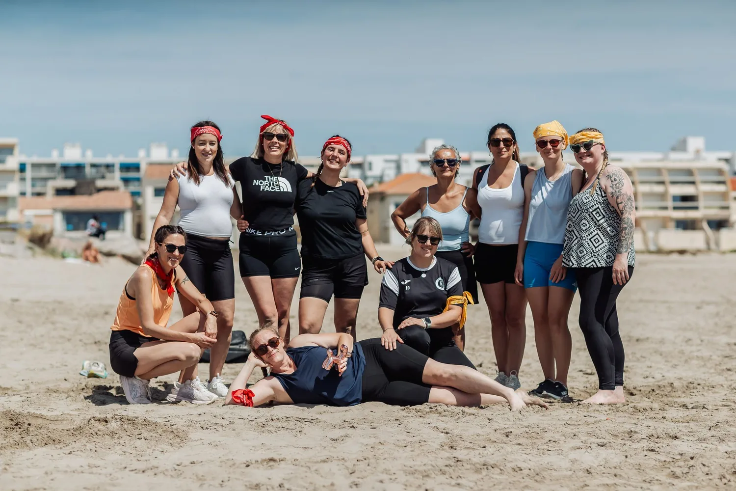 Koh-Bride : les deux équipes réunies pour la photo de groupe, sur la plage